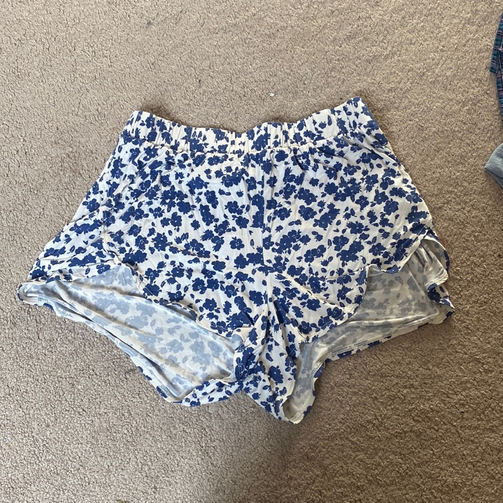 Small Old Navy blue flower print sleep shorts 🩵